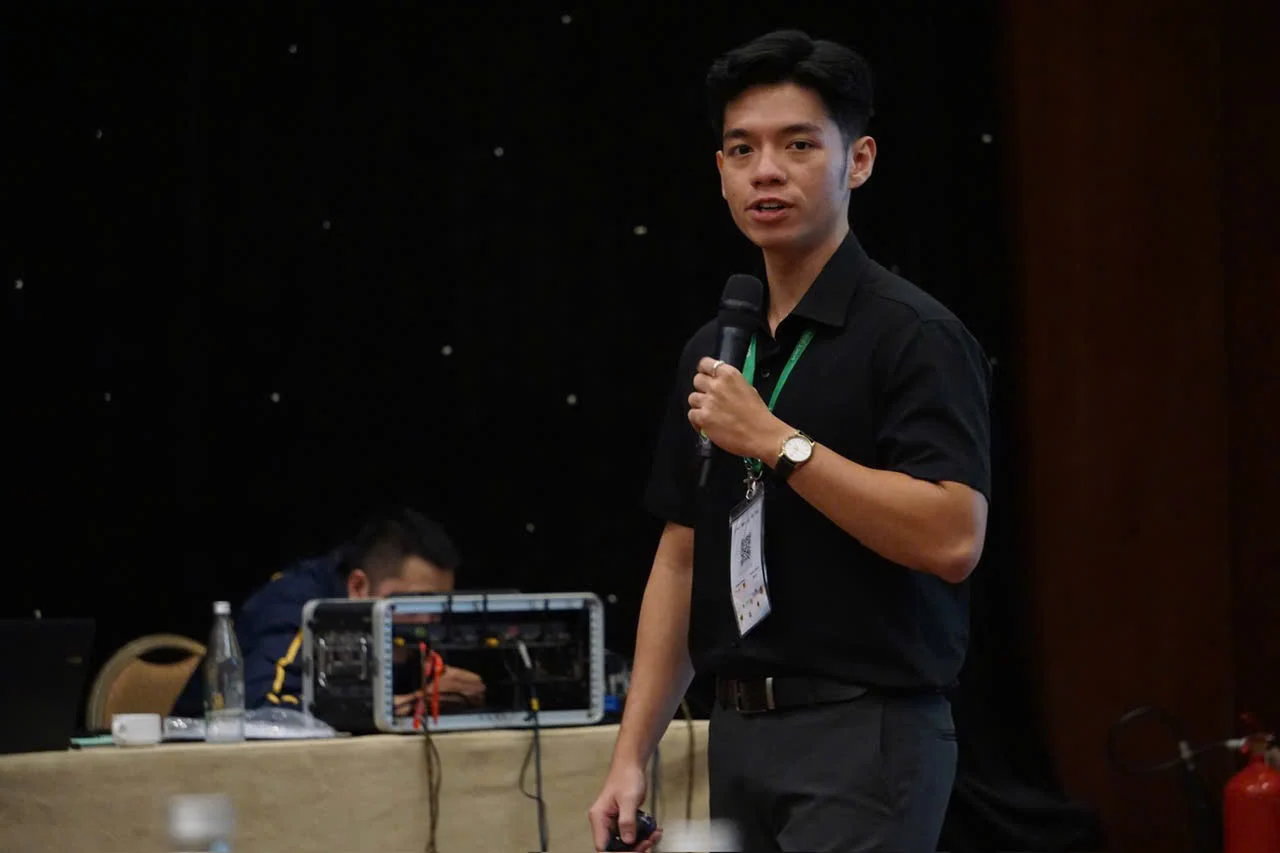 Nguyen Viet Hoang Nam presenting paper at SOICT 2024 on real-time Vietnamese food tracking and nutrition analysis using VietFood67